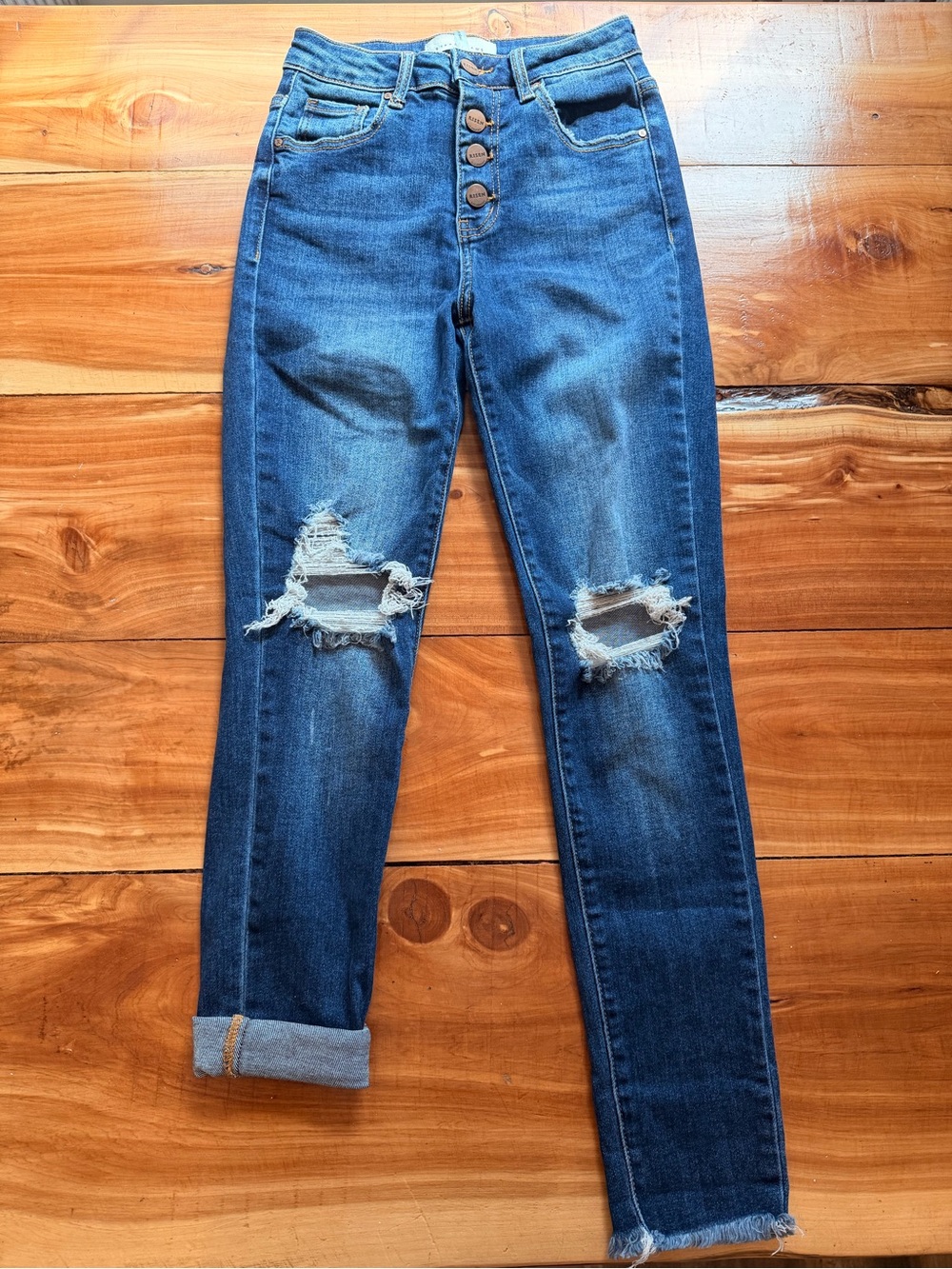 Risen Jeans Women’s 0/24 NWOT Dark Blue Distressed Cute! 27 inch inseam